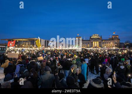 Demonstration gegen Rechts Demonstration gegen Rechtsextremismus und die AFD unter dem motto Demokratie verteidigen: Zusammen gegen Rechts auf dem Platz der Republik vor dem Reichstag a Berlino, 21.01.2024 Berlin Berlin Deutschland **** dimostrazione contro l'estremismo di destra dimostrazione contro l'estremismo di destra e l'AFD sotto il motto "difendere la democrazia insieme contro la destra in Platz der Republik di fronte al Reichstag di Berlino, 21 01 2024 Berlino Germania Foto Stock