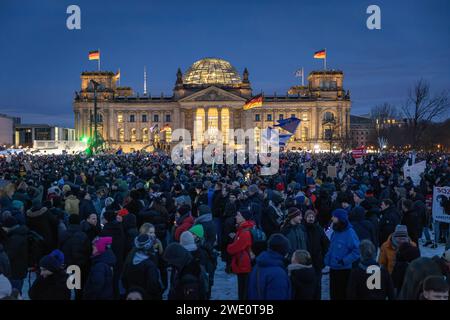 Demonstration gegen Rechts Demonstration gegen Rechtsextremismus und die AFD unter dem motto Demokratie verteidigen: Zusammen gegen Rechts auf dem Platz der Republik vor dem Reichstag a Berlino, 21.01.2024 Berlin Berlin Deutschland **** dimostrazione contro l'estremismo di destra dimostrazione contro l'estremismo di destra e l'AFD sotto il motto "difendere la democrazia insieme contro la destra in Platz der Republik di fronte al Reichstag di Berlino, 21 01 2024 Berlino Germania Foto Stock