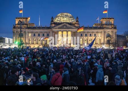 Demonstration gegen Rechts Demonstration gegen Rechtsextremismus und die AFD unter dem motto Demokratie verteidigen: Zusammen gegen Rechts auf dem Platz der Republik vor dem Reichstag a Berlino, 21.01.2024 Berlin Berlin Deutschland **** dimostrazione contro l'estremismo di destra dimostrazione contro l'estremismo di destra e l'AFD sotto il motto "difendere la democrazia insieme contro la destra in Platz der Republik di fronte al Reichstag di Berlino, 21 01 2024 Berlino Germania Foto Stock