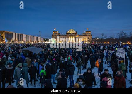 Demonstration gegen Rechts Demonstration gegen Rechtsextremismus und die AFD unter dem motto Demokratie verteidigen: Zusammen gegen Rechts auf dem Platz der Republik vor dem Reichstag a Berlino, 21.01.2024 Berlin Berlin Deutschland **** dimostrazione contro l'estremismo di destra dimostrazione contro l'estremismo di destra e l'AFD sotto il motto "difendere la democrazia insieme contro la destra in Platz der Republik di fronte al Reichstag di Berlino, 21 01 2024 Berlino Germania Foto Stock