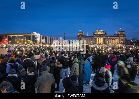 Demonstration gegen Rechts Demonstration gegen Rechtsextremismus und die AFD unter dem motto Demokratie verteidigen: Zusammen gegen Rechts auf dem Platz der Republik vor dem Reichstag a Berlino, 21.01.2024 Berlin Berlin Deutschland **** dimostrazione contro l'estremismo di destra dimostrazione contro l'estremismo di destra e l'AFD sotto il motto "difendere la democrazia insieme contro la destra in Platz der Republik di fronte al Reichstag di Berlino, 21 01 2024 Berlino Germania Foto Stock