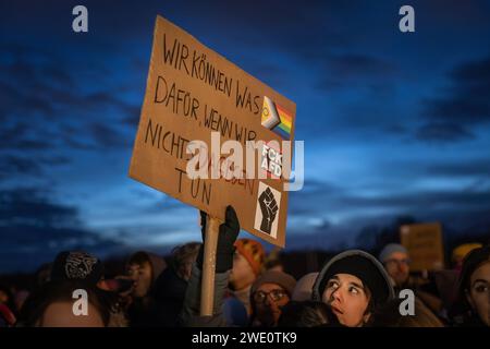 Demonstration gegen Rechts Demonstration gegen Rechtsextremismus und die AFD unter dem motto Demokratie verteidigen: Zusammen gegen Rechts auf dem Platz der Republik vor dem Reichstag a Berlino, 21.01.2024 Berlin Berlin Deutschland **** dimostrazione contro l'estremismo di destra dimostrazione contro l'estremismo di destra e l'AFD sotto il motto "difendere la democrazia insieme contro la destra in Platz der Republik di fronte al Reichstag di Berlino, 21 01 2024 Berlino Germania Foto Stock