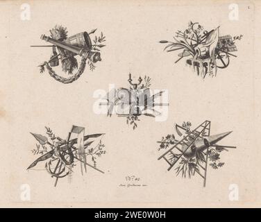 Attributi appartenenti alla nautica e al giardinaggio, Johann Carl Schleich (possibile), 1769 - 1842 stampa cinque trofei. In alto a sinistra con una tonnellata e lance. In alto a destra con tridente, ancora e lisdoddes. Al centro con un candelabro e uno specchio. A sinistra sotto con un'ancora e una barca a vela. Direttamente sotto attributi appartenenti al giardinaggio. Pubblicazione numero 42. trofeo di incisione di carta, cioè: disposizione decorativa di oggetti simbolici o tipici  ornamento. "Navigatione" (Ripa). specchio. giardinaggio Foto Stock