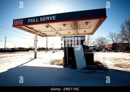 Windsor, Ontario, stazione di servizio abbandonata OLCO con sole retroilluminato e cielo blu Foto Stock