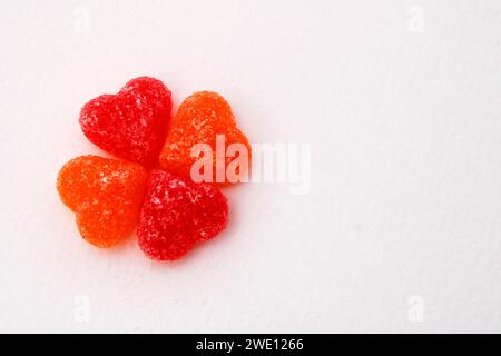 Fiore fatto con gomme dolci a forma di cuore Foto Stock