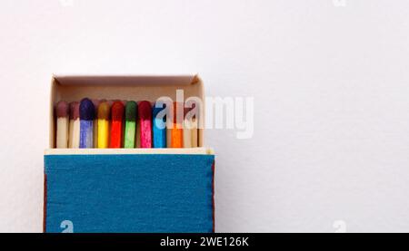 Dettagli delle partite colorate all'interno della scatola Foto Stock