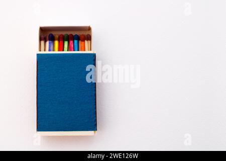 Fiammiferi colorati all'interno della scatola Foto Stock
