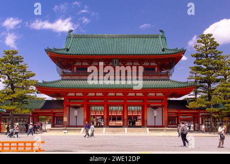 Di fronte al Santuario Heian a Kyoto Foto Stock