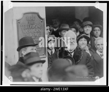 Alexander Graham Bell al scoprimento di una lapide che ricorda il 1876 invenzione del telefono, Boston, Massachusetts, 1916 Foto Stock