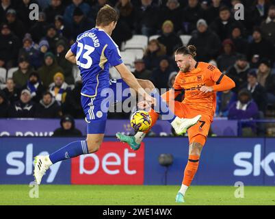 Leicester, Regno Unito. 22 gennaio 2024. Wes Burns di Ipswich Town spara davanti a Jannik Vestergaard di Leicester City durante la partita del campionato Sky Bet al King Power Stadium di Leicester. Il credito fotografico dovrebbe leggere: Darren Staples/Sportimage Credit: Sportimage Ltd/Alamy Live News Foto Stock