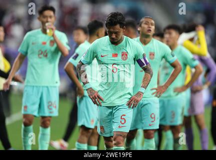 Doha, Qatar. 22 gennaio 2024. I giocatori cinesi reagiscono dopo la partita del gruppo A tra Qatar e Cina della Coppa d'Asia dell'AFC allo Stadio internazionale di Khalifa a Doha, in Qatar, il 22 gennaio 2024. Crediti: Jia Haocheng/Xinhua/Alamy Live News Foto Stock