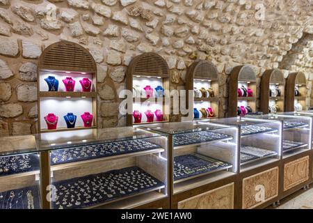 Mardin, Midyat, Turchia 09 gennaio 2024: Midyat Silver e negozio di filigrana. Anche il lavoro manuale in argento filigranato viene svolto in questo negozio. Foto Stock