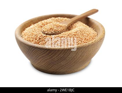 Quinoa cruda e cucchiaio in un recipiente di legno isolato su bianco Foto Stock