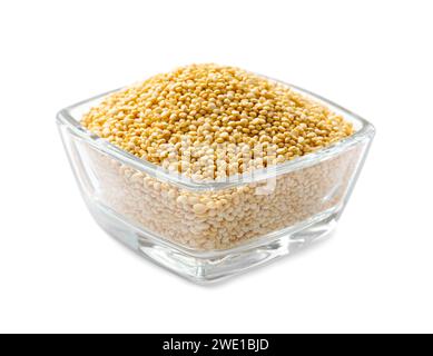 Quinoa cruda in ciotola di vetro isolata su bianco Foto Stock