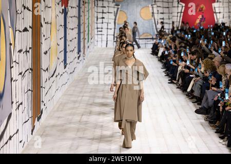 Parigi, Francia. 22 gennaio 2024. CHRISTIAN DIOR Haute Couture Primavera/Estate 2024 Runway durante la Paris Haute Couture Fashion Week il 2024 gennaio - Parigi; Francia 22/01/2024 credito: dpa/Alamy Live News Foto Stock