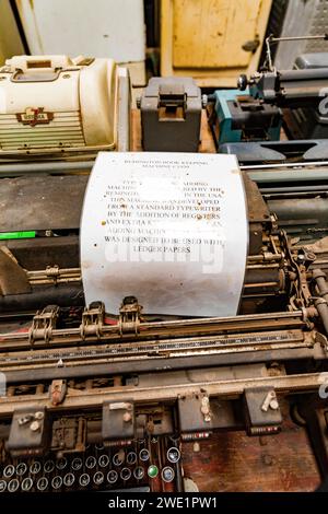 Remington book Keeping machine, risalente al 1930, sviluppata da una macchina da scrivere standard e prodotta negli Stati Uniti, esposta nel Mudgee Historical Museum, NSW, Australia Foto Stock