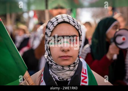 Madrid, Spagna. 20 gennaio 2024. Una donna che indossa un velo con il volto dipinto con i colori della bandiera palestinese è vista durante una dimostrazione. Migliaia di manifestanti chiedono un cessate il fuoco in Palestina durante una manifestazione pro-palestinese a Madrid. Credito: SOPA Images Limited/Alamy Live News Foto Stock