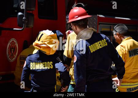 Bogotà, Colombia. 22 gennaio 2024. La difesa civile colombiana, i vigili del fuoco e la polizia militare aiutano e aiutano durante un incendio iniziato durante la mattina del 22 gennaio 2024 a Bogotà, Colombia. Foto di: Cristian Bayona/Long Visual Press Credit: Long Visual Press/Alamy Live News Foto Stock