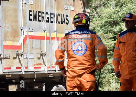 Bogotà, Colombia. 22 gennaio 2024. La difesa civile colombiana, i vigili del fuoco e la polizia militare aiutano e aiutano durante un incendio iniziato durante la mattina del 22 gennaio 2024 a Bogotà, Colombia. Foto di: Cristian Bayona/Long Visual Press Credit: Long Visual Press/Alamy Live News Foto Stock