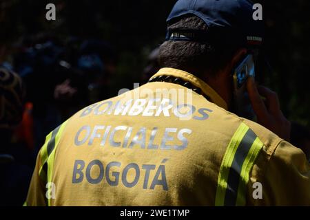 Bogotà, Colombia. 22 gennaio 2024. La difesa civile colombiana, i vigili del fuoco e la polizia militare aiutano e aiutano durante un incendio iniziato durante la mattina del 22 gennaio 2024 a Bogotà, Colombia. Foto di: Cristian Bayona/Long Visual Press Credit: Long Visual Press/Alamy Live News Foto Stock