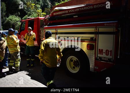 Bogotà, Colombia. 22 gennaio 2024. La difesa civile colombiana, i vigili del fuoco e la polizia militare aiutano e aiutano durante un incendio iniziato durante la mattina del 22 gennaio 2024 a Bogotà, Colombia. Foto di: Cristian Bayona/Long Visual Press Credit: Long Visual Press/Alamy Live News Foto Stock