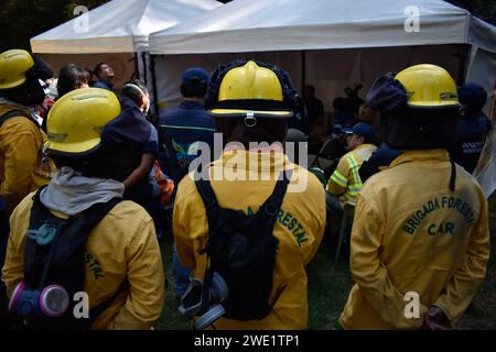 Bogotà, Colombia. 22 gennaio 2024. La difesa civile colombiana, i vigili del fuoco e la polizia militare aiutano e aiutano durante un incendio iniziato durante la mattina del 22 gennaio 2024 a Bogotà, Colombia. Foto di: Cristian Bayona/Long Visual Press Credit: Long Visual Press/Alamy Live News Foto Stock