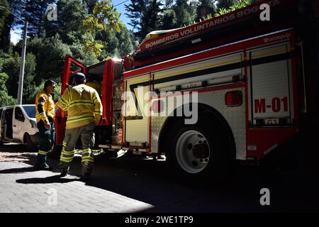 Bogotà, Colombia. 22 gennaio 2024. La difesa civile colombiana, i vigili del fuoco e la polizia militare aiutano e aiutano durante un incendio iniziato durante la mattina del 22 gennaio 2024 a Bogotà, Colombia. Foto di: Cristian Bayona/Long Visual Press Credit: Long Visual Press/Alamy Live News Foto Stock