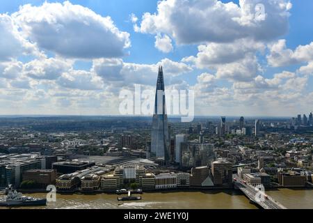 Splendida vista panoramica sul Tamigi, lo Shard, lo skyline di Londra e il paesaggio urbano dal grattacielo. Foto aerea sulla grande città. Foto Stock