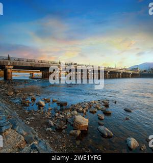 Kyoto, Giappone - 1 aprile 2023: Ponte Uji il ponte attraversa il fiume Uji è stato costruito nel 646 ed è considerato uno dei tre ponti più antichi di tutto il Giappone Foto Stock