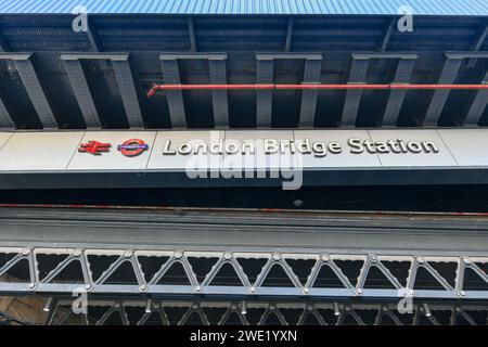 Londra, Regno Unito - 27 agosto 2022: Ingresso alla London Bridge Station e cartello per Londra, Regno Unito. Foto Stock