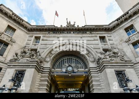 Londra, Inghilterra - 27 agosto 2022: Ingresso alla stazione della metropolitana di Waterloo a Londra, Inghilterra, Regno Unito. Foto Stock