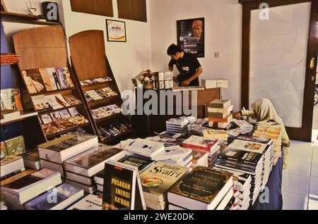 Una libreria vicino alla moschea Daarut Tauhiid a Gegerkalong, Bandung, Giava Occidentale, Indonesia. Fondata dal leader religioso islamico indonesiano KH Abdullah Gymnastiar (popolarmente noto come AA Gym), dal collegio e dalla fondazione Daarut Tauhiid, insieme alla loro direzione di filiale, Manajemen Qolbu (mq), sono riusciti a intensificare il turismo religioso e le attività economiche nell'area di Gegerkalong nella città di Bandung. Foto Stock