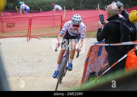 Benidorm, Comunità di Valencia, Spagna. 21 gennaio 2024. Benidorm, Spagna, 21 gennaio 2024: Il ciclista, Jente Michels (3) durante il test U23 maschile della Coppa del mondo di ciclismo-croce 2024, il 21 gennaio 2024, al Parque Foietes, a Benidorm, Spagna. (Immagine di credito: © Alberto Brevers/Pacific Press via ZUMA Press Wire) SOLO USO EDITORIALE! Non per USO commerciale! Foto Stock