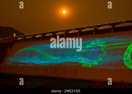 Laser show su Coulee Dam, Lake Roosevelt National Recreation Area, Washington Foto Stock