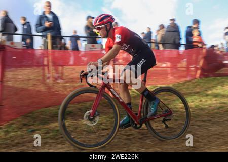 Benidorm, Comunità di Valencia, Spagna. 21 gennaio 2024. Benidorm, Spagna, 21 gennaio 2024: La ciclista, Gonzalo Inguanzo (34) durante il test Elite femminile della Coppa del mondo 2024 UCI Cyclo-Cross, il 21 gennaio 2024, al Parque Foietes, a Benidorm, Spagna. (Immagine di credito: © Alberto Brevers/Pacific Press via ZUMA Press Wire) SOLO USO EDITORIALE! Non per USO commerciale! Foto Stock