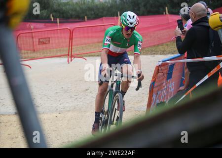 Benidorm, Comunità di Valencia, Spagna. 21 gennaio 2024. Benidorm, Spagna, 21 gennaio 2024: Il ciclista, Filippo AGOSTINACCHIO (26) durante il test U23 maschile della Coppa del mondo di ciclismo-croce 2024, il 21 gennaio 2024, al Parque Foietes, a Benidorm, Spagna. (Immagine di credito: © Alberto Brevers/Pacific Press via ZUMA Press Wire) SOLO USO EDITORIALE! Non per USO commerciale! Foto Stock