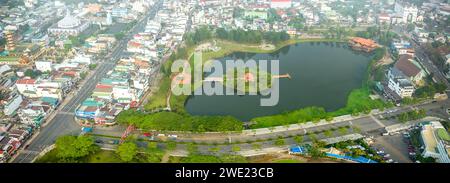 Vista aerea della città di Bao Loc, splendida destinazione turistica negli altopiani centrali. Struttura di sviluppo urbano, parchi verdi e lago cittadino a Bao Loc Foto Stock