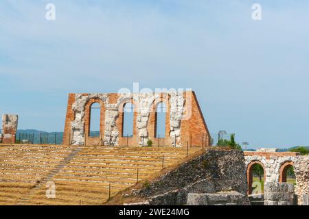 Sezione dell'anfiteatro sono le rovine di un antico teatro romano del i secolo a Gubbio, in Umbria. Foto Stock