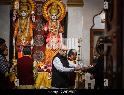 Nuova Delhi, India. 22 gennaio 2024. NUOVA DELHI, INDIA - 22 GENNAIO: Il ministro dell'interno dell'Unione Amit Shah offre preghiere al tempio Laxmi Narayan (Birla Mandir) in vista della cerimonia di consacrazione del RAM Mandir di Ayodhya il 22 gennaio 2024 a nuova Delhi, India. (Foto di Raj K Raj/Hindustan Times/Sipa USA) credito: SIPA USA/Alamy Live News Foto Stock