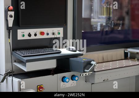 Attrezzature industriali CNC per la lavorazione del legno con console di controllo. Messa a fuoco selettiva. Foto Stock