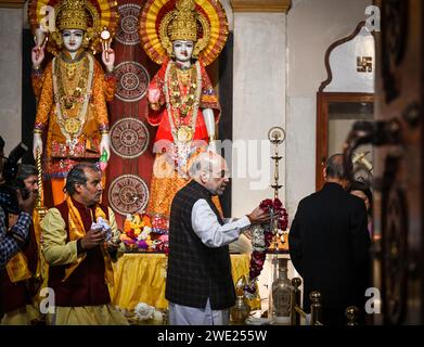 Nuova Delhi, India. 22 gennaio 2024. NUOVA DELHI, INDIA - 22 GENNAIO: Il ministro dell'interno dell'Unione Amit Shah offre preghiere al tempio Laxmi Narayan (Birla Mandir) in vista della cerimonia di consacrazione del RAM Mandir di Ayodhya il 22 gennaio 2024 a nuova Delhi, India. (Foto di Raj K Raj/Hindustan Times/Sipa USA) credito: SIPA USA/Alamy Live News Foto Stock