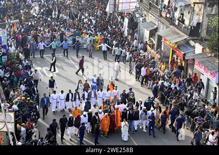 Kolkata, India. 22 gennaio 2024. CALCUTTA, INDIA - 22 GENNAIO: Il presidente del Congresso Mamata Banerjee, primo ministro del Bengala Occidentale e Trinamool, conduce una marcia di solidarietà (Sanhati Yatra) nel giorno della consacrazione dell'idolo RAM Lalla da Hazra a Park Circus insieme ai membri di diverse religioni il 22 gennaio 2024 a Calcutta, India. (Foto di Samir Jana/Hindustan Times/Sipa USA) credito: SIPA USA/Alamy Live News Foto Stock