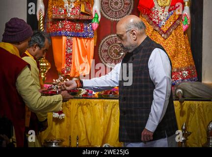 Nuova Delhi, India. 22 gennaio 2024. NUOVA DELHI, INDIA - 22 GENNAIO: Il ministro dell'interno dell'Unione Amit Shah offre preghiere al tempio Laxmi Narayan (Birla Mandir) in vista della cerimonia di consacrazione del RAM Mandir di Ayodhya il 22 gennaio 2024 a nuova Delhi, India. (Foto di Raj K Raj/Hindustan Times/Sipa USA) credito: SIPA USA/Alamy Live News Foto Stock