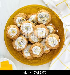 Vista dall'alto verso il basso di un piatto di vetro dorato con biscotti fatti in casa a base di semi di limone. Foto Stock
