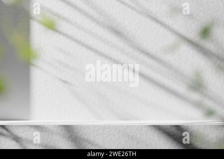 Uno sfondo ricco di ombreggiature che è possibile utilizzare nei progetti. Pareti strutturate e podio con luce del sole che splende. Foto Stock