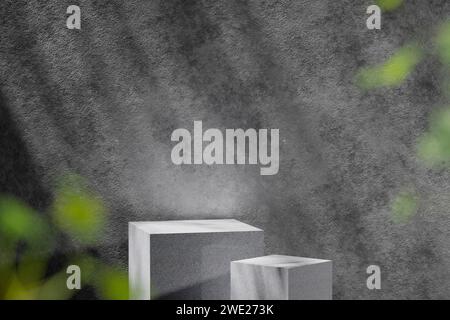 Uno sfondo ricco di ombreggiature che è possibile utilizzare nei progetti. Pareti strutturate e podio con luce del sole che splende. Foto Stock