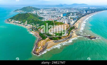 Vista aerea della città di Vung Tau con un bellissimo tramonto e tante barche. Vista panoramica della costa di Vung Tau dall'alto, con onde, costa, strade Foto Stock