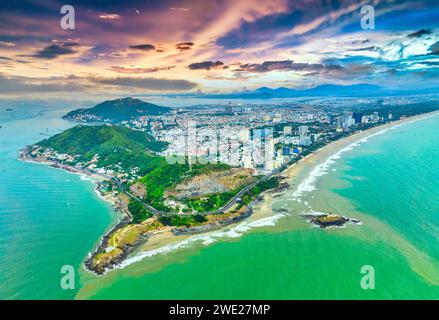 Vista aerea della città di Vung Tau con un bellissimo tramonto e tante barche. Vista panoramica della costa di Vung Tau dall'alto, con onde, costa, strade Foto Stock