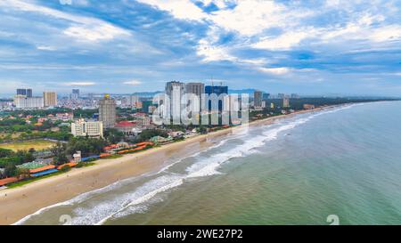 Vista aerea della città di Vung Tau con un bellissimo tramonto e tante barche. Vista panoramica della costa di Vung Tau dall'alto, con onde, costa, strade Foto Stock