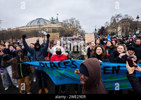 Parigi, Francia. 21 gennaio 2024. Un gruppo di adolescenti ha visto protestare contro la nuova legge sull'immigrazione. Diverse manifestazioni contro la nuova legge sull'immigrazione si svolsero in diverse città francesi. Secondo gli organizzatori, 150.000 persone si sono mobilitate in tutto il paese, un numero ben superiore ai 75.000 dichiarati dalle autorità. A Parigi, circa 25.000 manifestanti protestarono tra il Trocadero e gli Invalides. (Foto di Telmo Pinto/SOPA Images/Sipa USA) credito: SIPA USA/Alamy Live News Foto Stock